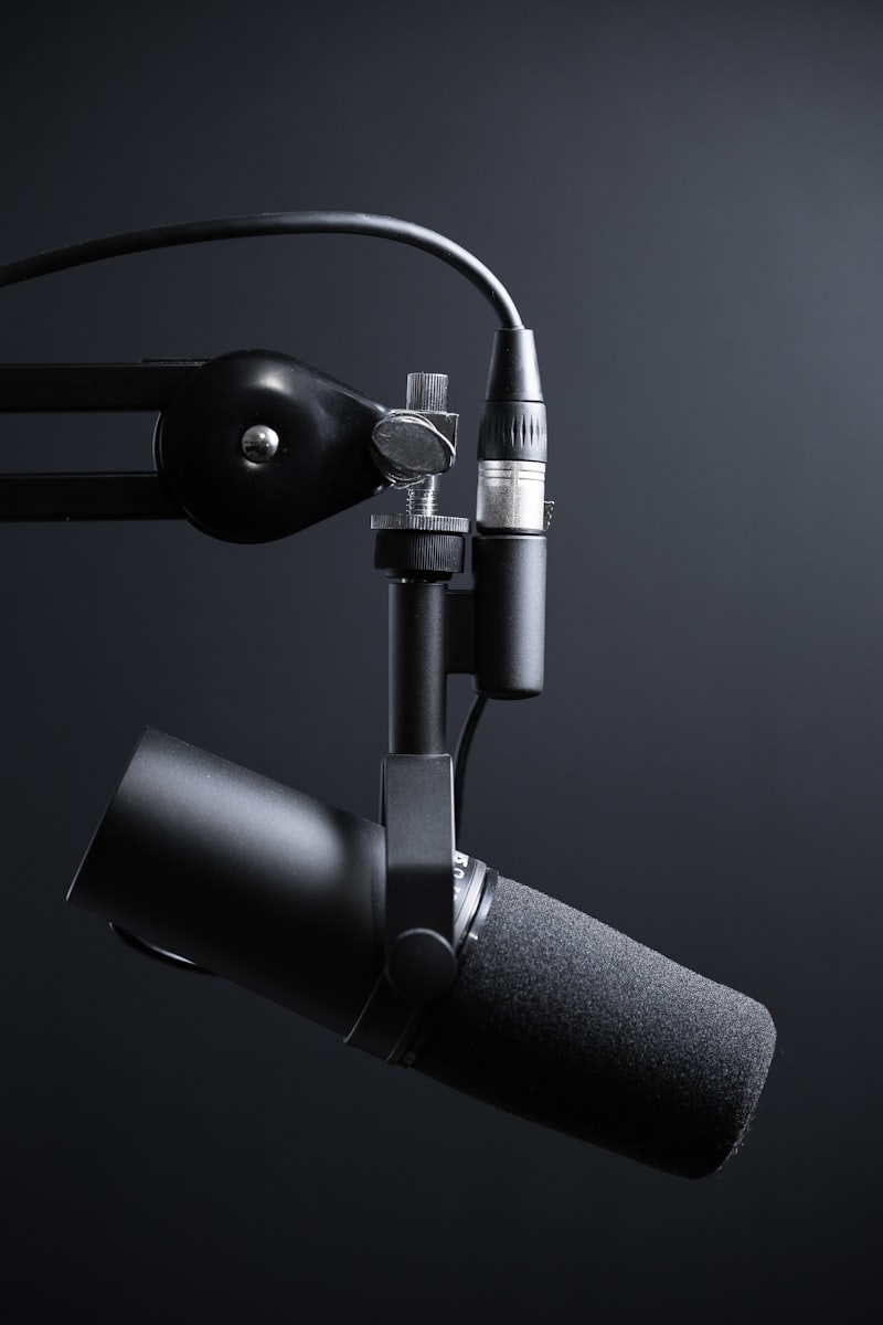 Persona che registra un podcast professionale con microfono e telecamera
