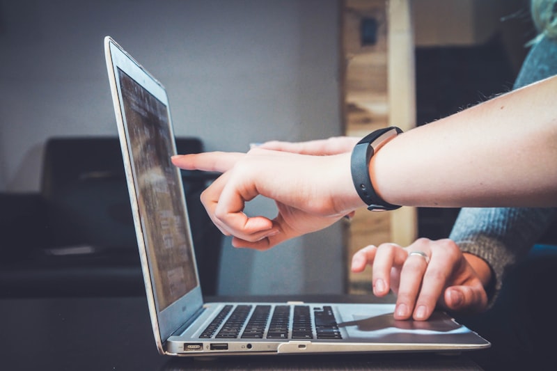 Processo di registrazione di una lezione video con schemi sullo sfondo